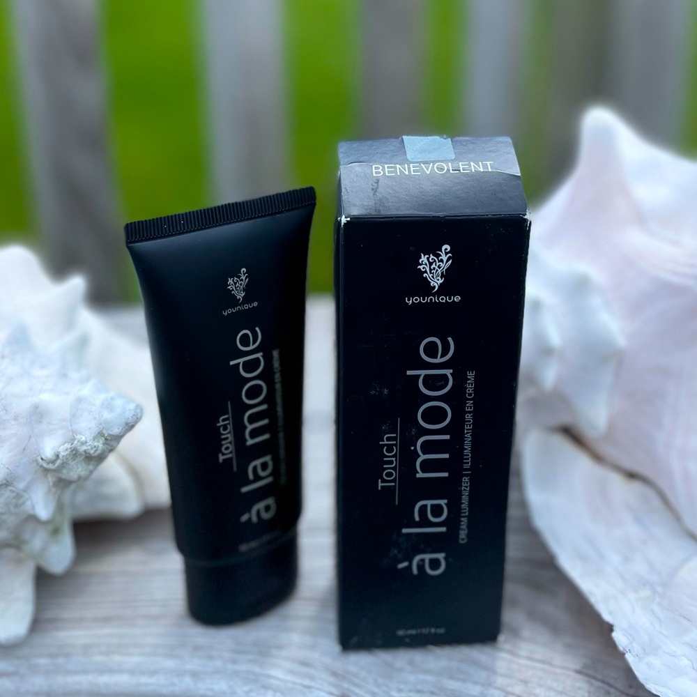 NIB Younique Touch  ’a la mode Cream Luminizer